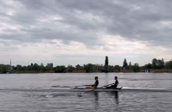 Sportivii Sergiu Anfimov și Vlad Vatamaniuc trag tare în barca de dublu rame